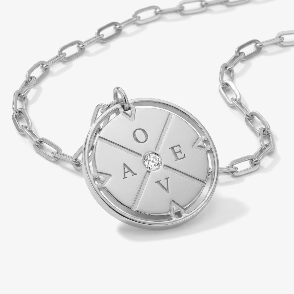 Graverat Kompasshalsband med Diamant