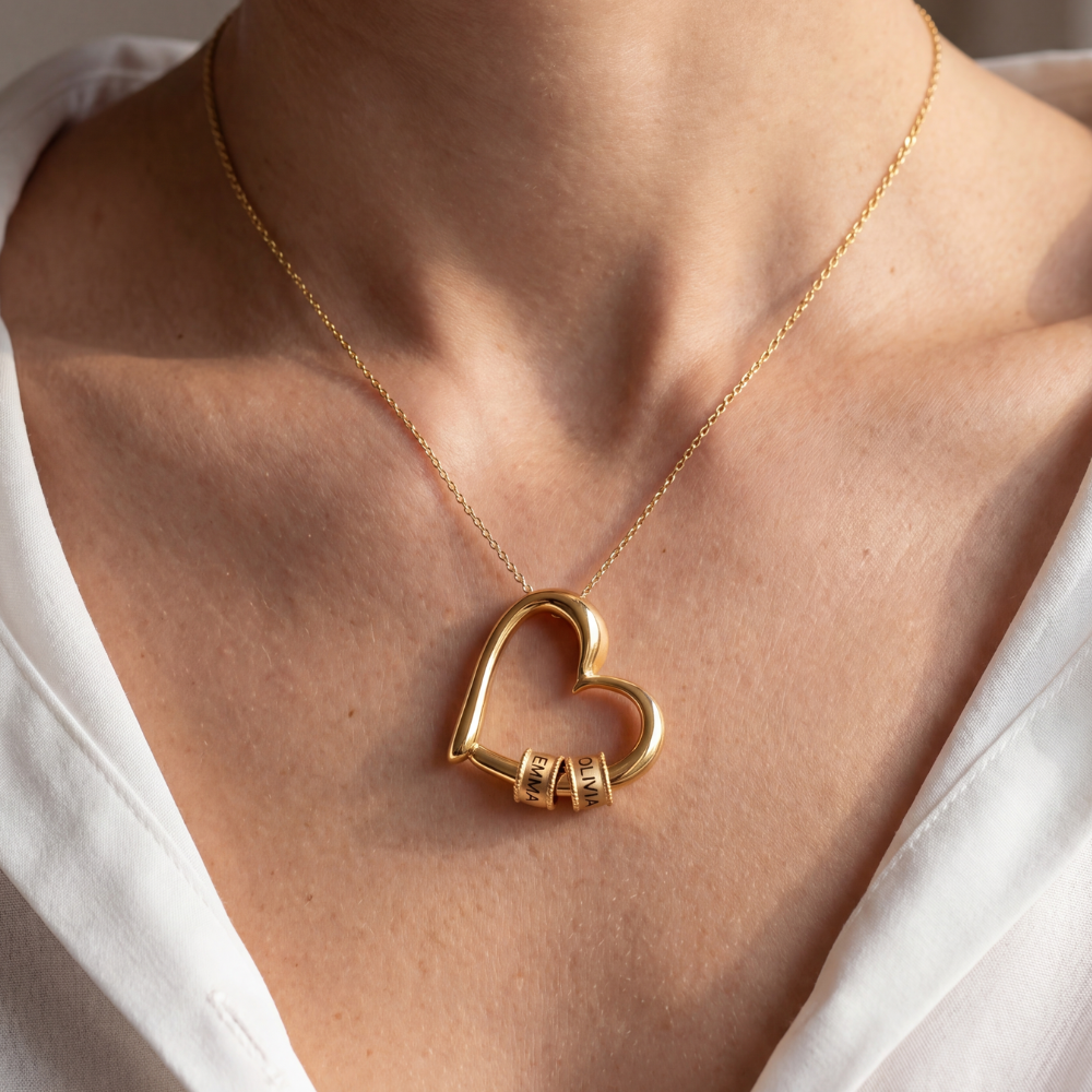 Sentimentalt halsband med ingraverade pärlor