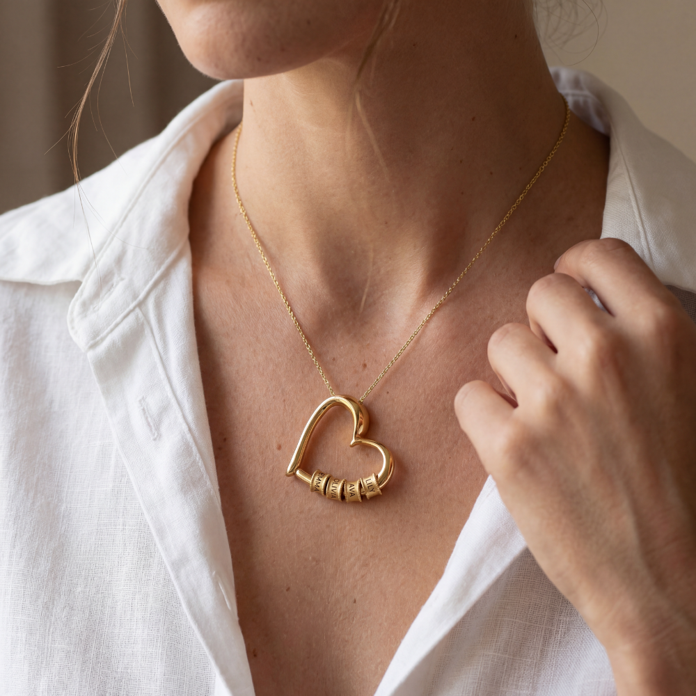 Sentimentalt halsband med ingraverade pärlor