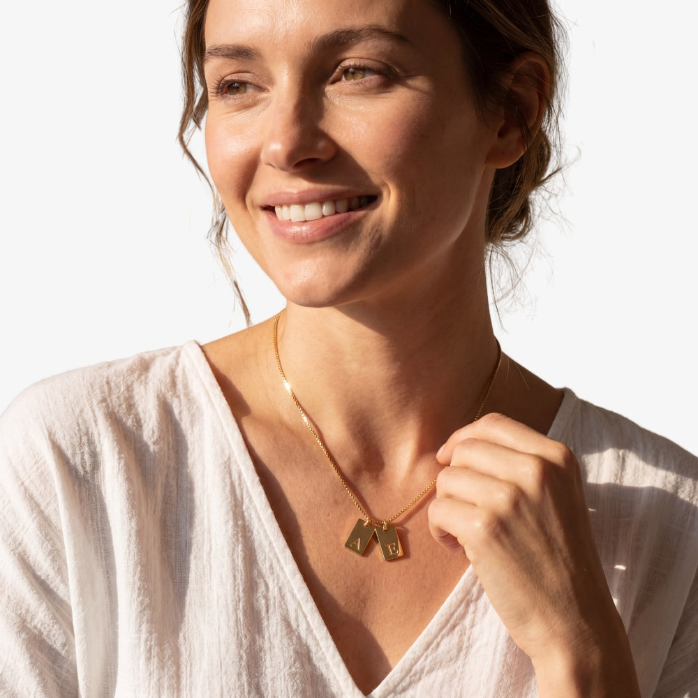 Initialhalsband med Bricka