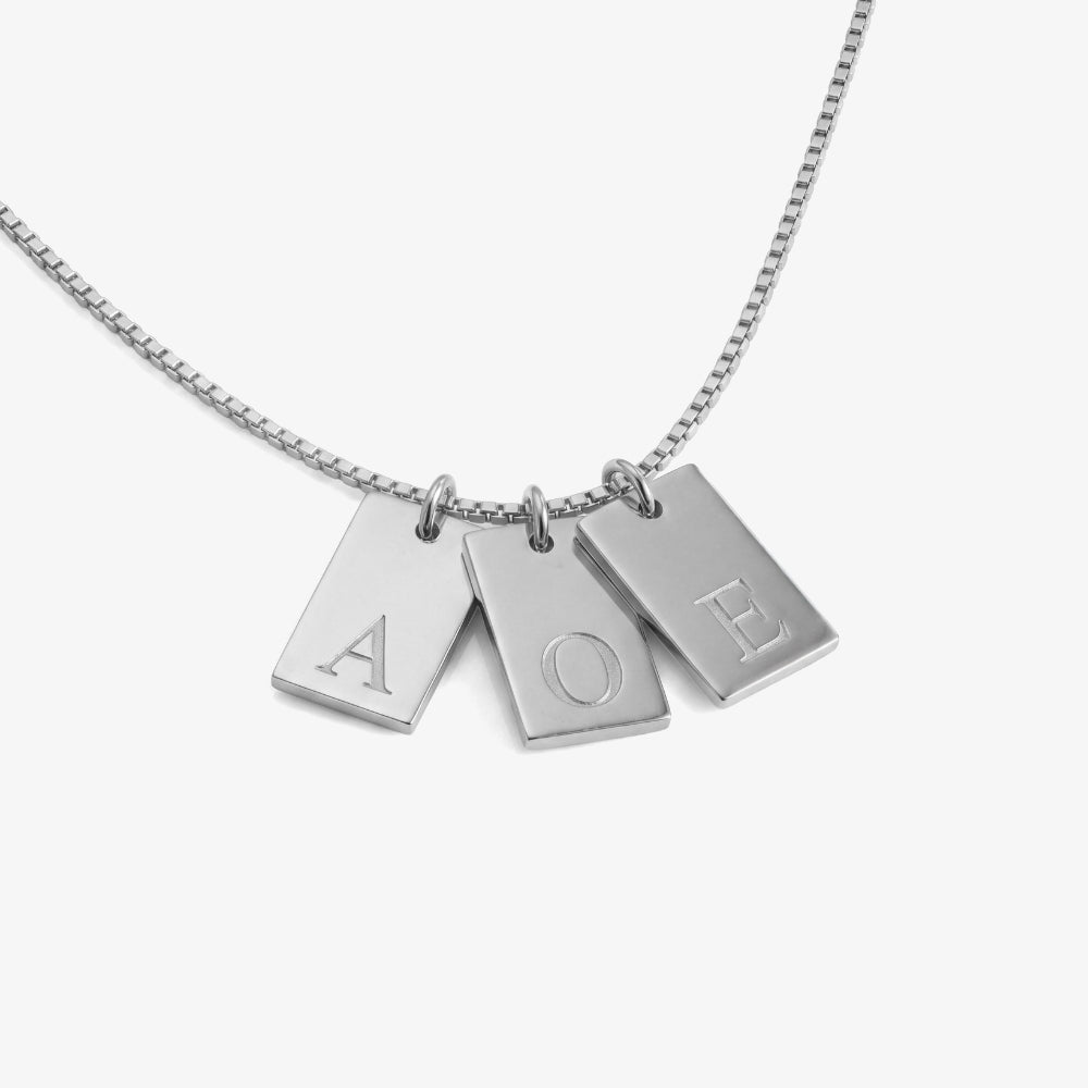 Initialhalsband med Bricka