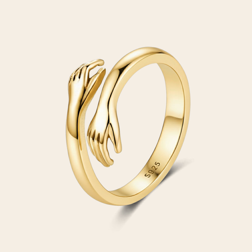 Guldring som kramar fingret