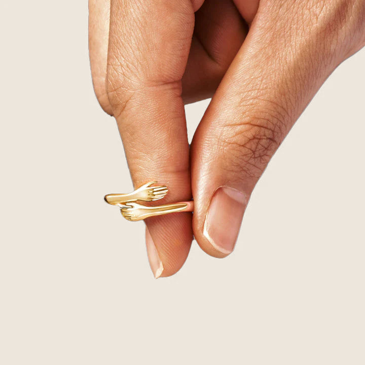 Guldring som kramar fingret